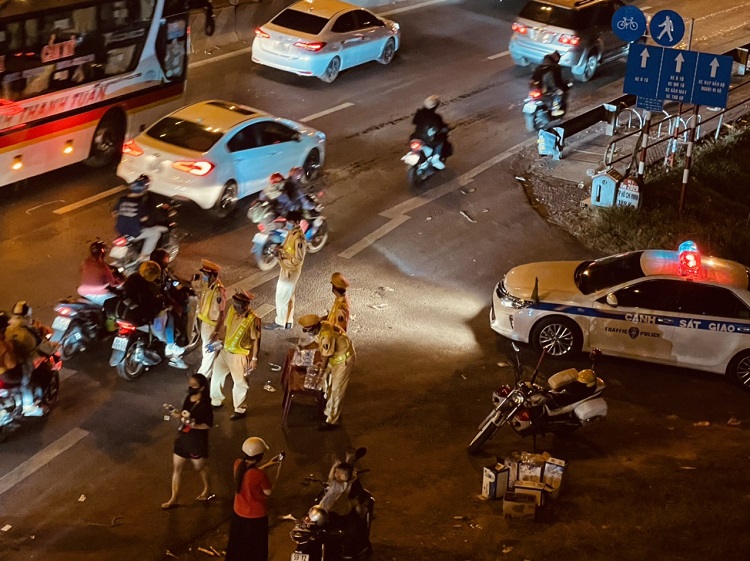 Công an tỉnh Vĩnh Long tặng gần 3.000 chai nước miễn phí cho người đi đường