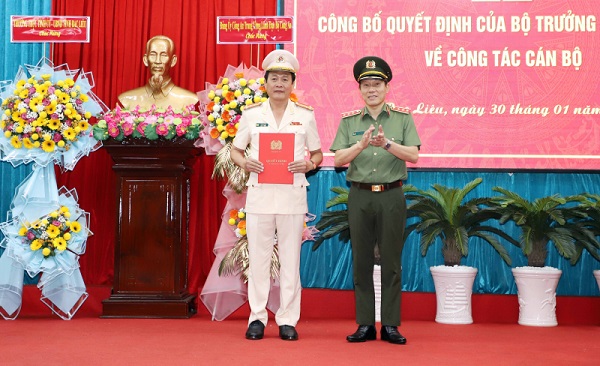 Thứ trưởng Lương Tam Quang trao Quyết định và tặng hoa chúc mừng Đại tá Hồ Việt Triều