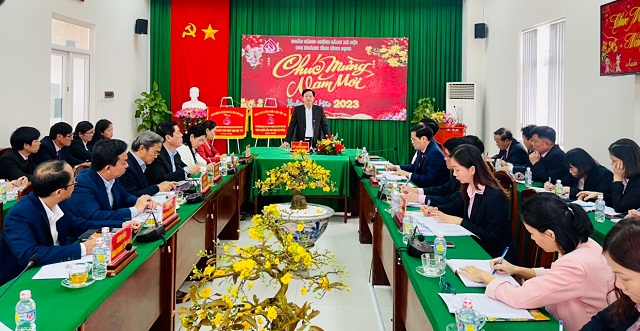 Ông Hồ Quốc Dũng (đứng giữa, trong cùng) phát biểu y kiến chỉ đạo tại buổi thăm và làm việc với Chi nhánh NHCSXH Bình Định.