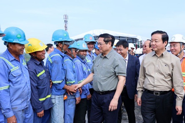 Thủ tướng Phạm Minh Chính thăm, động viên kỹ sư, công nhân thi công Dự án cầu Mỹ Thuận 2 (Ảnh: VGP).