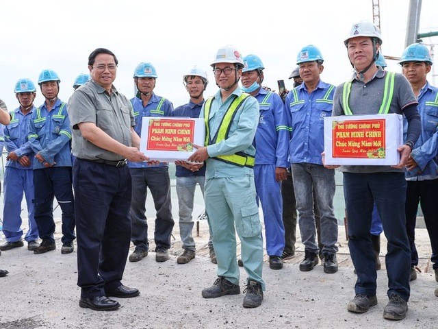 Thủ tướng Phạm Minh Chính tặng quà, động viên kỹ sư, công nhân trên công trường cầu Mỹ Thuận 2 (Ảnh: VGP).