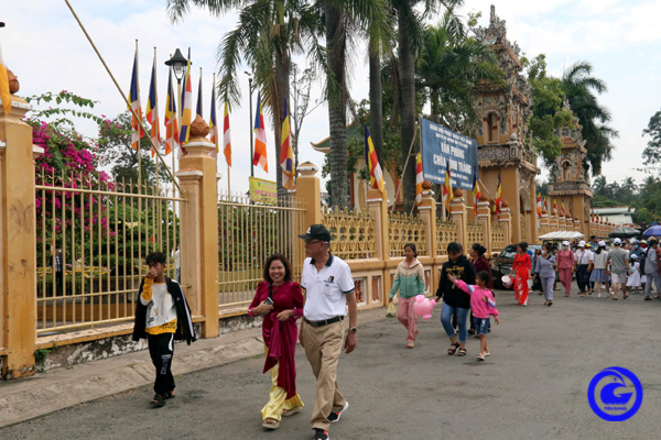 Du khách tham quan chùa Vĩnh Tràng (thành phố Mỹ Tho)