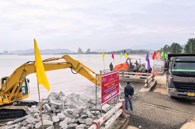 Ra quân đầu năm mới Quý Mão 2023 tại công trình xây dựng bến cảng Liên Chiểu - Phần cơ sở hạ tầng dùng chung sáng 30/01 Ra quân đầu năm mới Quý Mão 2023 tại công trình xây dựng bến cảng Liên Chiểu - Phần cơ sở hạ tầng dùng chung sáng 30/01