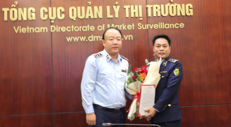 Tổng cục trưởng Tổng cục Quản lý thị trường, Trần Hữu Linh chúc mừng ông Đỗ Hồng Trung