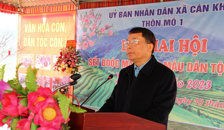 Phó Bí thư Huyện ủy, Chủ tịch UBND huyện Như Thanh Đặng Tiến Dũng phát biểu khai hội Sết Bóoc Mạy.