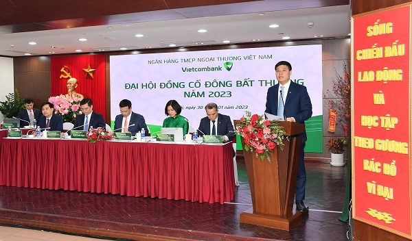 Ông Hồng Quang - Thành viên HĐQT kiêm Giám đốc Khối Nhân sự Vietcombank, Trưởng ban Kiểm phiếu trình bày thể lệ bầu cử và thể thức biểu quyết tại Đại hội