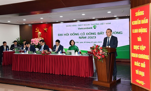 Ông Đỗ Việt Hùng - Phó Bí thư thường trực Đảng ủy, Thành viên HĐQT trình bày Quy chế bầu bổ sung thành viên HĐQT nhiệm kỳ 2018 - 2023