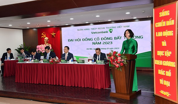 Bà Phùng Nguyễn Hải Yến - Phó Tổng Giám đốc Vietcombank đã trình bày trước Đại hội về Tờ trình về phương án tăng vốn điều lệ từ nguồn lợi nhuận còn lại năm 2021 và lợi nhuận còn lại lũy kế đến hết năm 2018
