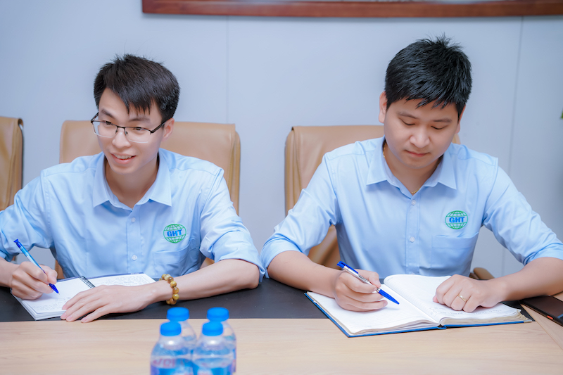 Bộ đồng phục GHT Group Việt Nam màu xanh dương là chủ đạo thể hiện sự năng động và không kém phần thanh lịch.