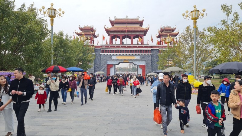 Hàng nghìn du khách đến thăm quan tại Khu danh thắng Tây Thiên