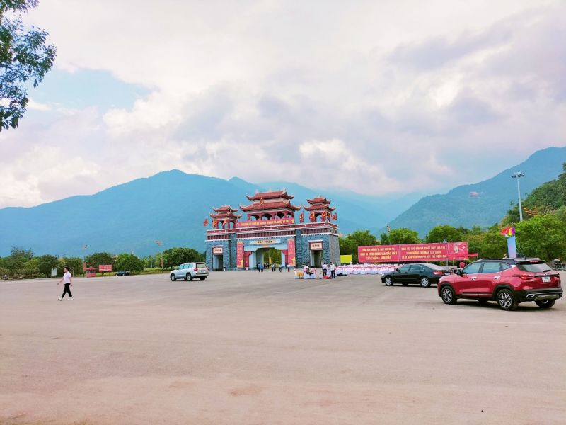 Hàng nghìn du khách "đến với Phật, về với Mẫu” tại Vĩnh Phúc