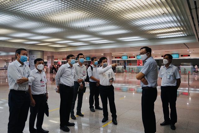 Đoàn công tác của Bộ Y tế kiểm tra công tác phòng, chống dịch tại sân bay Tân Sơn Nhất