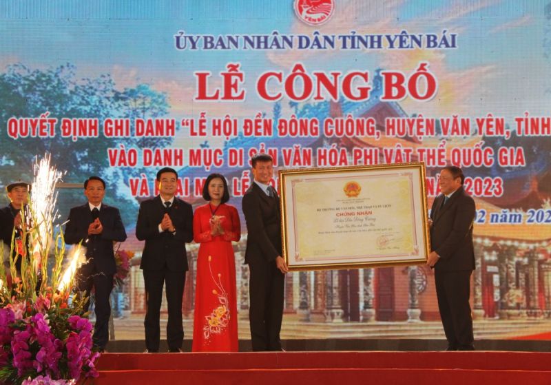 Bộ Trưởng Bộ Văn hóa, Thể thao - Du Lịch trao Chứng nhận Ghi danh Lễ hội Đền Đông Cuông vào danh mục Di sản văn hóa phi vật thể quốc gia.