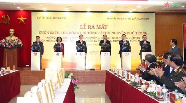 Các đồng chí lãnh đạo thực hiện nghi thức phát hành phiên bản sách điện tử cuốn sách - Ảnh: TTXVN