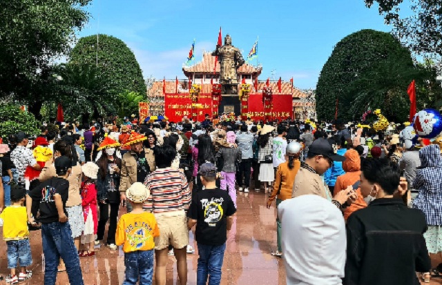 Lễ hội Đống Đa – Tây Sơn (tổ chức vào ngày mồng 05 tháng Giêng) là một trong những địa chỉ thu hút đông đảo khách du lịch trong và ngoài nước.