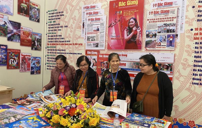 Du khách thăm gian trưng bày của Báo Bắc Giang tại Hội báo Xuân