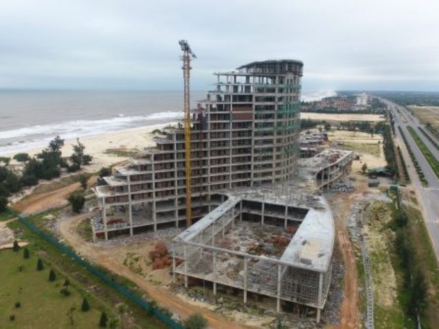 dự án khách sạn 5 sao Pullman nghìn tỳ bỏ hoang nhiều năm qua ở quảng trường biển Bảo Ninh, TP. Đồng Hới, Quảng Bình.