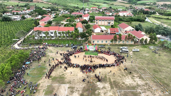 S&acirc;n thể thao trung t&acirc;m x&atilde; , nơi tổ chức lễ hội