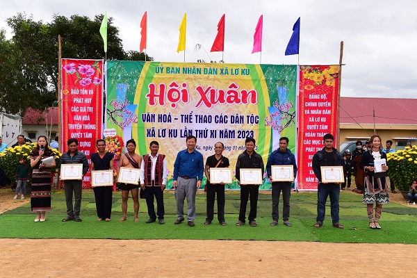 L&atilde;nh đạo x&atilde; trao giấy khen cho c&aacute;c đội