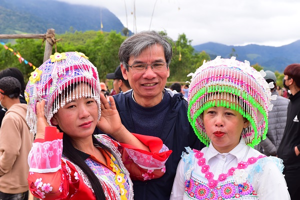 Chụp lưu niệm bạn b&egrave; trong lễ hội