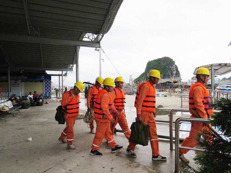 Công nhân Điện lực Vân Đồn lên đường ra đảo kiểm tra đường dây trước mùa mưa bão