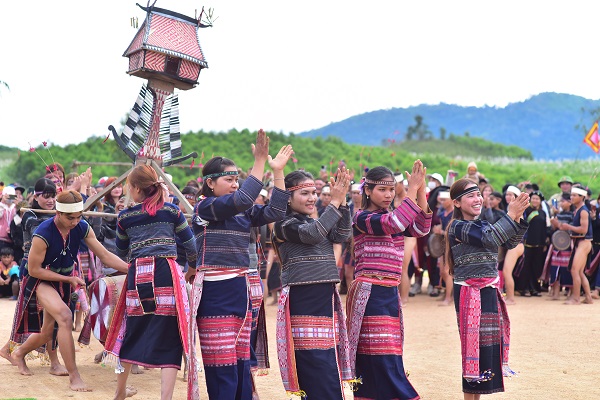 Vũ điệu cồng chi&ecirc;ng của c&aacute;c thiếu nữ Bana