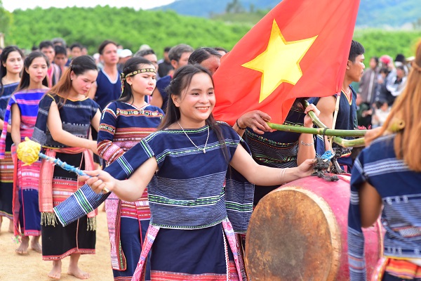 Thiếu nữ Bana duy&ecirc;n d&aacute;ng đ&aacute;nh trống giữ nhịp cho đội m&uacute;a cồng chi&ecirc;ng của l&agrave;ng.