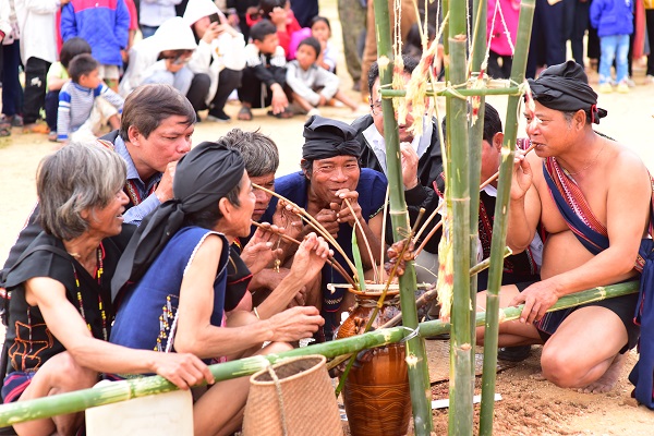 C&aacute;c gi&agrave; l&agrave;ng vui vẻ uống rượu cần trong lễ hội