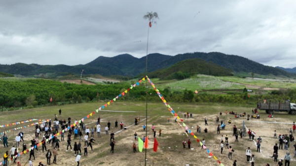 Thi n&eacute;m c&ograve;n