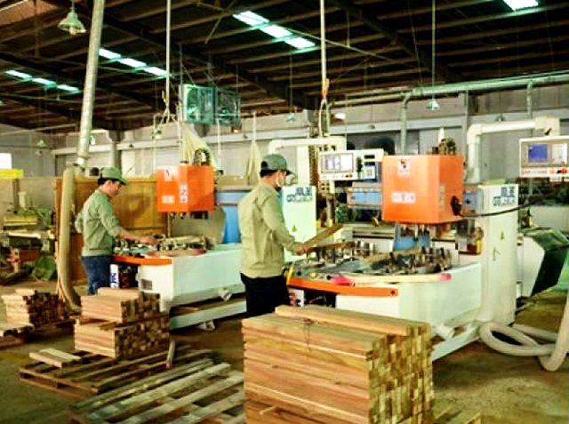 Sản phẩm gỗ là một trong những mặt hàng chủ lực của tỉnh Bình Định nhưng kim ngạch XK tháng 01/2023 bị giảm 7,9%. Trong ảnh:  Một góc phân xưởng chế biến gỗ của Công ty CP Phú Tài, Bình Định.