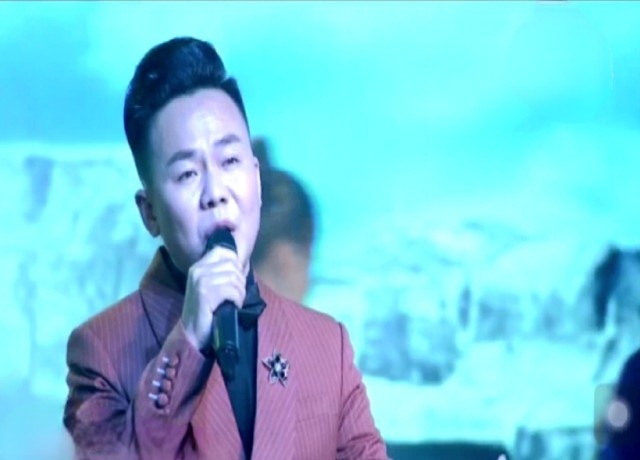 Ca sỹ Trần Minh thể hiện ca khúc “Niềm tin dâng Đảng” sáng tác của Trọng Loan.