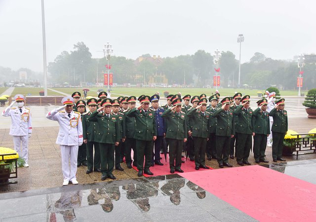 Đoàn đại biểu Bộ Quốc phòng vào Lăng viếng Chủ tịch Hồ Chí Minh - Ảnh: VGP/Nhật Bắc