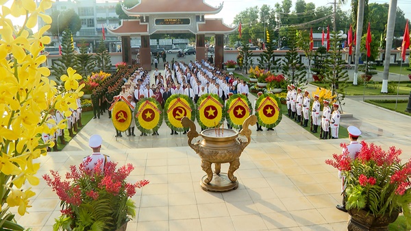 Toàn cảnh Lễ viếng các Anh hùng Liệt sĩ nhân dịp kỷ niệm 93 năm ngày thành lập Đảng cộng sản Việt Nam