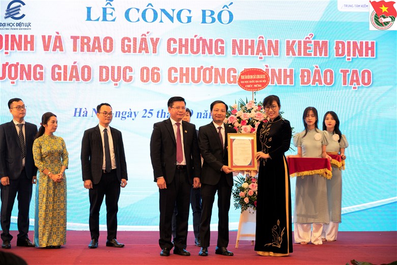 Trung tâm Kiểm định chất lượng giáo dục - ĐHQG Hà Nội trao giấy Chứng nhận kiểm định CLGD cho Khoa ĐTVT