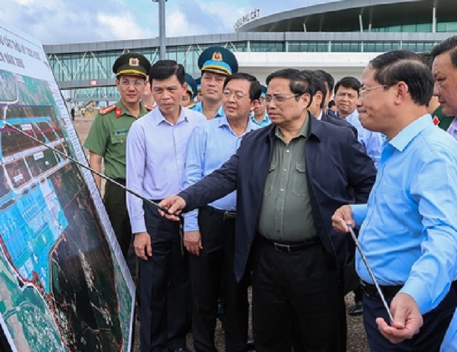 Thủ tướng Chính phủ Phạm Minh Chính khảo sát việc triển khai Dự án Nâng cấp, mở rộng CHK Phù Cát.