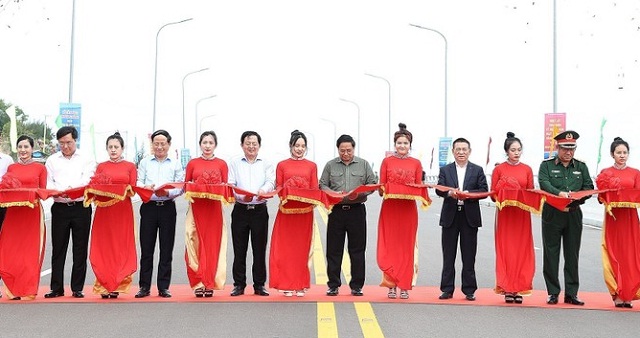 Thủ tướng Phạm Minh Chính (thứ 06 từ phải qua) dự Lễ Khánh thành tuyến đường ven biển tỉnh Bình Định đoạn Cát Tiến – Mỹ Thành.