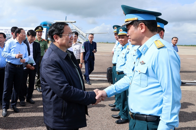Thủ tướng Phạm Minh Chính khảo sát dự án nâng cấp, mở rộng Cảng hàng không Phù Cát - Ảnh: VGP/Nhật Bắc