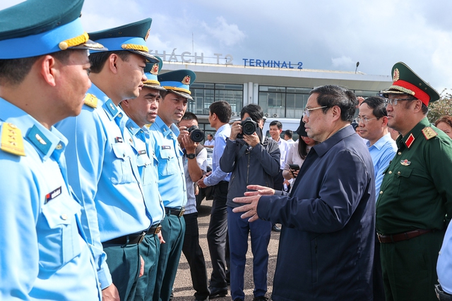 Thủ tướng trao đổi với cán bộ, chiến sĩ không quân làm nhiệm vụ tại Cảng hàng không Phù Cát - Ảnh: VGP/Nhật Bắc