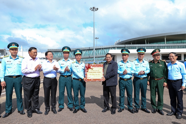 Thủ tướng động viên, tặng quà cán bộ, chiến sĩ Trung đoàn Không quân 925 làm nhiệm vụ tại sân bay Phù Cát - Ảnh: VGP/Nhật Bắc