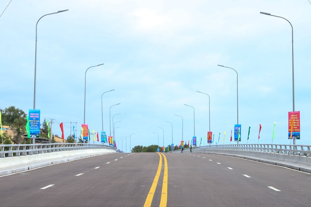 Tuyến đường ven biển (ĐT 639) đi qua tỉnh Bình Định dài hơn 115 km, đã có 3 dự án đoạn Cát Tiến - Đề Gi, Đề Gi - Mỹ Thành, cầu Lại Giang - cầu Thiện Chánh được đưa vào sử dụng - Ảnh: VGP/Nhật Bắc