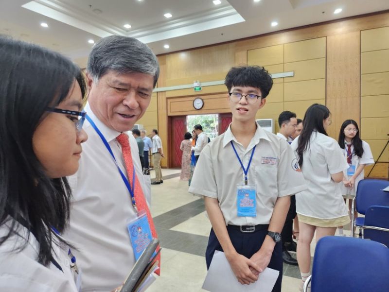 Giám đốc Sở GD-ĐT TPHCM Nguyễn Văn Hiếu trao đổi với học sinh tại vòng chung kết