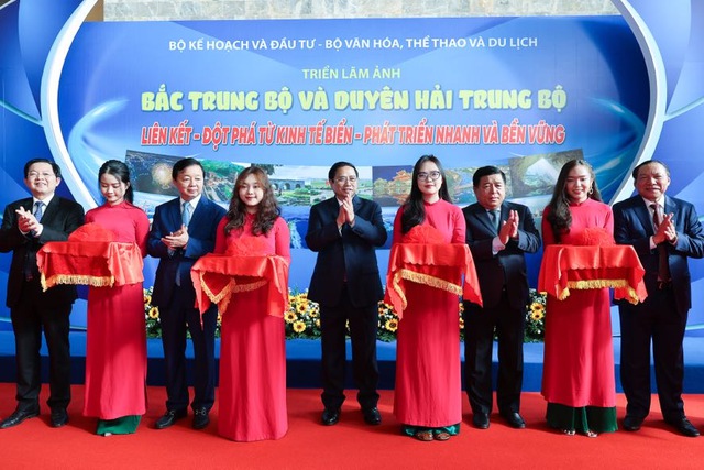 Trước giờ khai mạc hội nghị, Thủ tướng Phạm Minh Chính và các đồng chí lãnh đạo đã cắt băng khánh thành Triển lãm ảnh Bắc Trung Bộ và Duyên hải Trung Bộ.