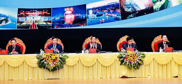 Thủ tướng Chính phủ Phạm Minh Chính (thứ 03 từ trái qua) và các thành viên chủ trì Hội nghị.