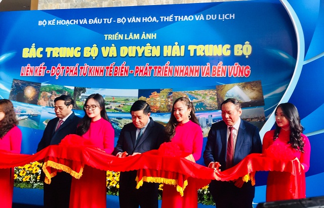 8- Thủ tướng Chính phủ Phạm Minh Chính (thứ 6 từ phải qua) và Ban tổ chức thực hiện nghi thức cắt băng khai mạc Triển lãm Ảnh nghệ thuật.