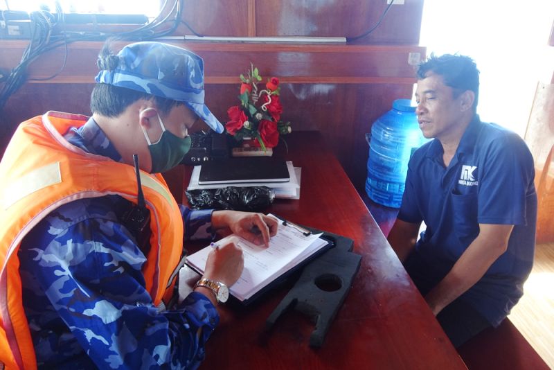 Lực lượng chức năng Cảnh sát biển tiến hành lập biên bản vi phạm hành chính đối với tàu vi phạm.