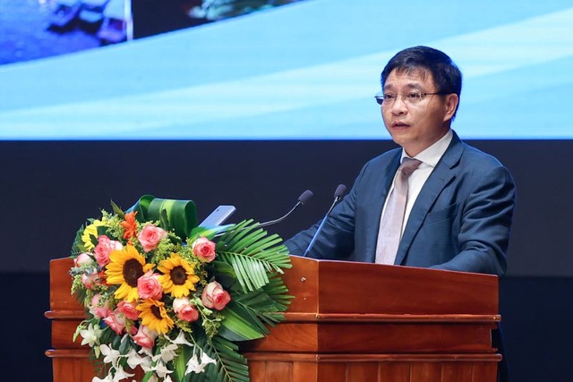Bộ trưởng Bộ GTVT Nguyễn Văn Thắng khẳng định, Bộ GTVT sẽ tiếp tục phối hợp chặt chẽ với các bộ, ngành, địa phương tập trung mọi nguồn lực để phát triển kết cấu hạ tầng giao thông Vùng Bắc Trung Bộ và Duyên hải Trung Bộ- Ảnh: VGP/Nhật Bắc.