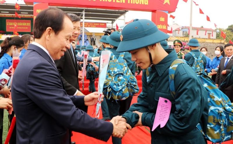 Đồng chí Lê Tiến Châu, Ủy viên TW Đảng, Bí thư Thành ủy tặng hoa tân binh tại lễ giao nhận quân năm 2023 huyện An Dương