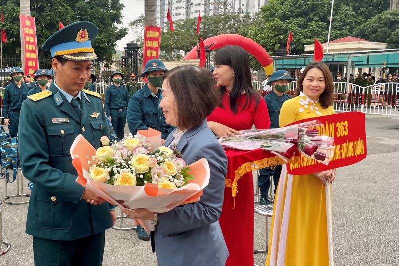 Đồng chí Đào Khánh Hà Trưởng ban Tuyên giáo Thành ủy Hải Phòng tặng hoa tân binh tại lễ giao nhận quân năm 2023 quận Ngô Quyền
