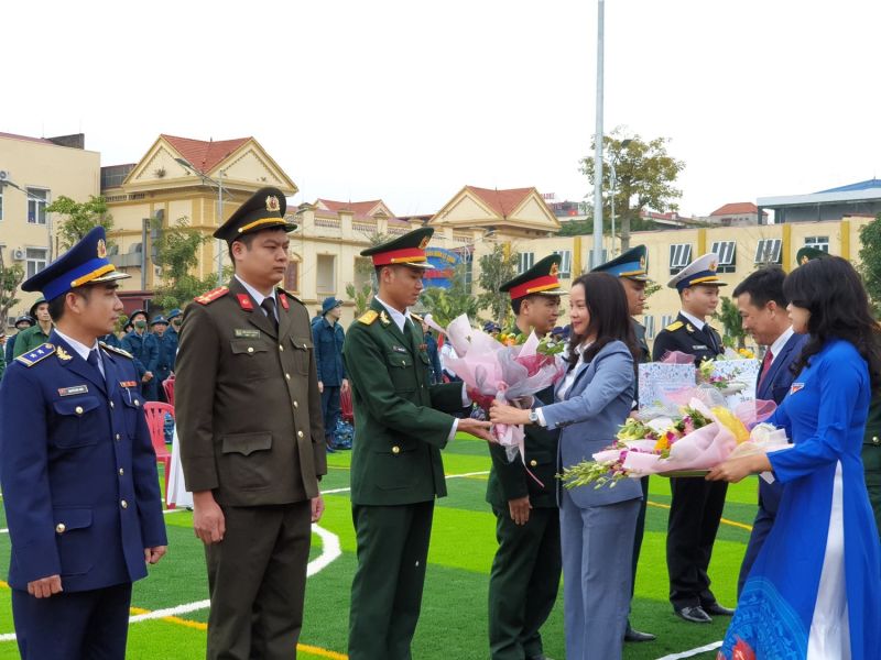 Lãnh đạo quận Lê Chân tặng hoa các tân binh tại lễ giao nhận quân năm 2023 quận Lê Chân