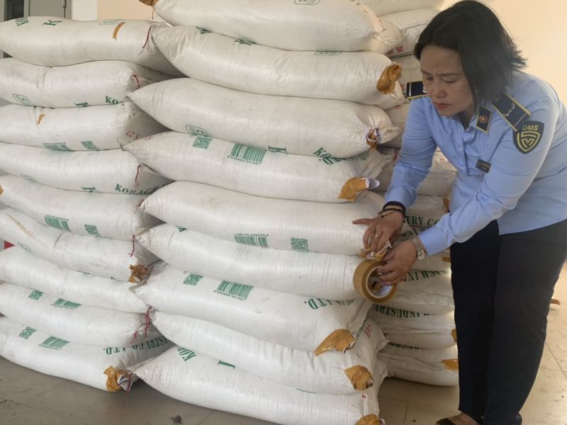 Lực lượng Quản lý thị trường TP. Hồ Chí Minh phát hiện, tạm giữ gần 12 tấn đường cát nhập lậu